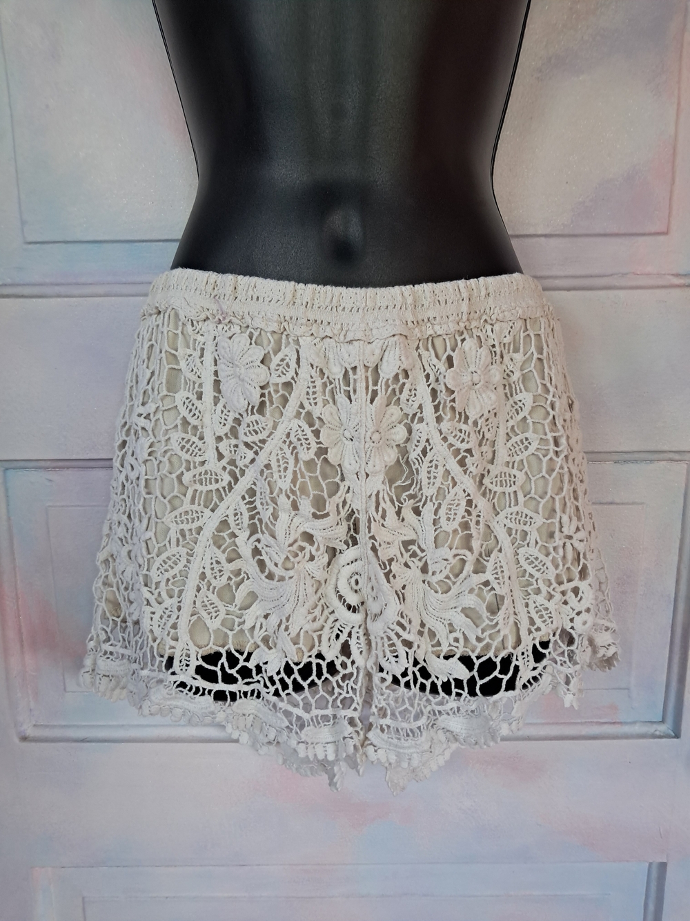 Crochet Beautiful Floral Lace Women’s Shorts - Cream - Barely Worn Like New